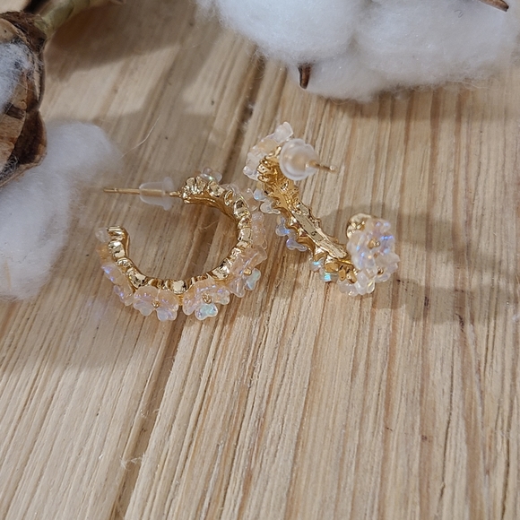 🌼🌼NEW🌼🌼VERY PRETTY!! Irridecent Flower Hoop Earrings in GOLD - Picture 15 of 16